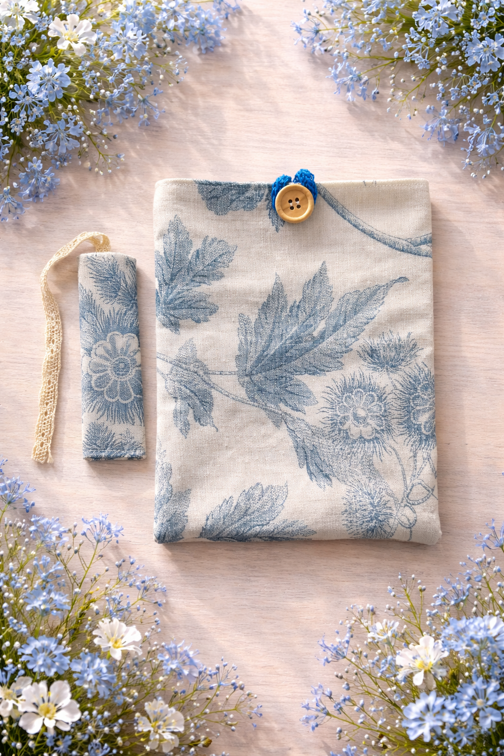 Housse protège livre + Marque-page offert - Pièce unique - Fleurs bleues