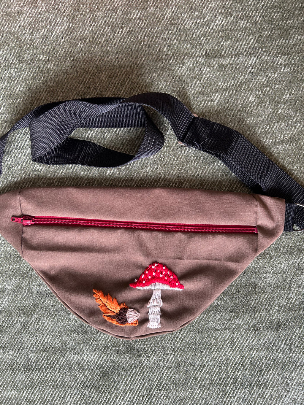 Sac banane brodé champignon